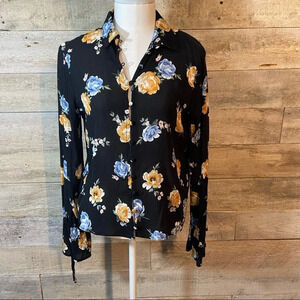 H&M  Divided‎ floral blouse in size 4